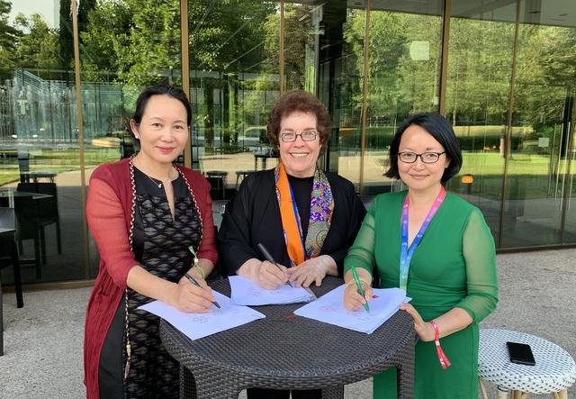 CHEN Changfeng, Janet Wasko and CHIN Yik Chan sign the agreement to hold the conference in Beijing