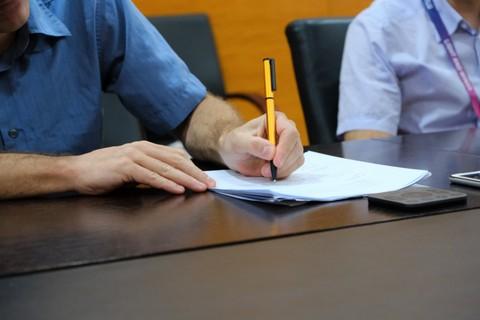 <i> Dr Tabe Bergman, Acting Head of Department of Media and Communication at XJTLU, signing the MOU</i> Dr Tabe Bergman, Acting Head of Department of Media and Communication at XJTLU, signing the MOU