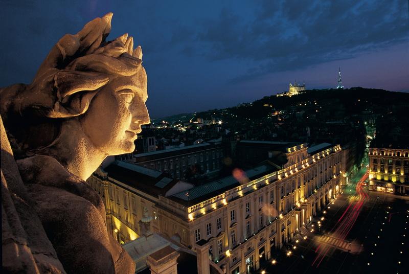 <i>Photo © Place des Terreaux, Tristan Deschamps, ONLYLYON tourisme et congrès</i> Photo © Place des Terreaux, Tristan Deschamps, ONLYLYON tourisme et congrès